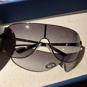 Prada sunglasses with orginiak case. Men's size.